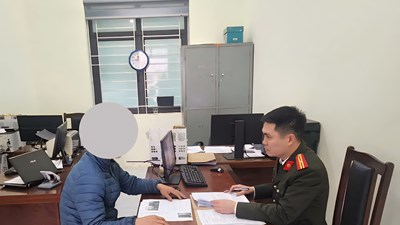 Xử lí đối tượng đăng tải sai sự thật về công an để bán gà Đông Tảo 