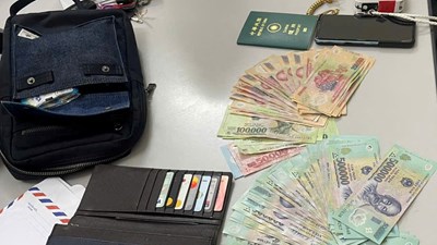 Trả lại tài sản trị giá hơn 35 triệu đồng cho khách nước ngoài bỏ quên trên tàu