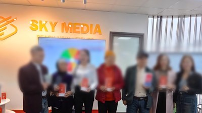 Bắt giữ nhóm lừa đảo lôi kéo người dân mua điện thoại giá cao