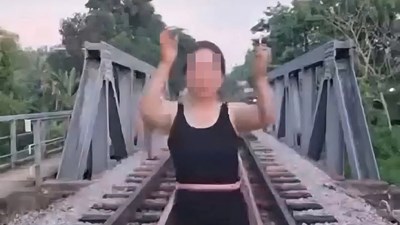 Xử phạt một phụ nữ livestream tập thể dục giữa đường ray