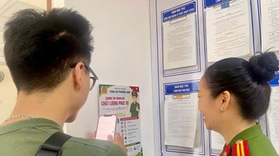 Quét mã QR chấm điểm chất lượng phục vụ của công an 