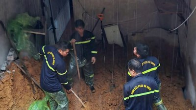 Sạt lở đất vùi lấp 3 người tại Đà Bắc