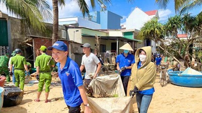 Thanh niên Gia Lai hỗ trợ người dân khắc phục bão lũ