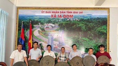 Gia Lai: Người dân trao tặng chiêng cổ cho chính quyền xã Ia Dom