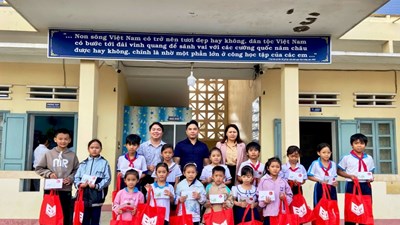 Gia Lai: 500 suất quà hỗ trợ học sinh vùng bão lũ