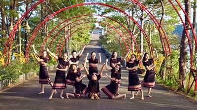 Người dân phố núi Pleiku rộn ràng xuống phố, lưu giữ khoảnh khắc ngày đầu năm