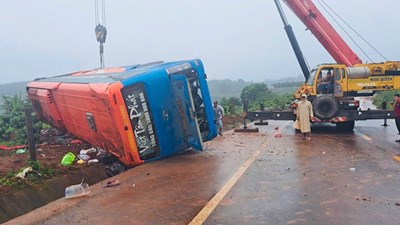 Gia Lai: Lật xe khách giường nằm, 1 người tử vong