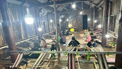 Giữ nhịp khung dệt giữa buôn làng