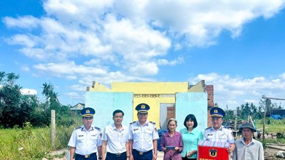 Bộ Tư lệnh Vùng Cảnh sát biển 2 trao quà cho người dân Gia Lai thiệt hại bão số 13