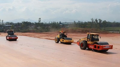 Năm mới, rộn ràng trên công trường đường cất hạ cánh số 2 Phù Cát