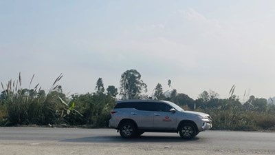 Vé máy bay tăng cao, người dân “quay xe” đi tàu hỏa hoặc xe ghép