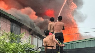 Hà Nội: Cháy kho xưởng rộng 700m2 tại xã Hương Sơn