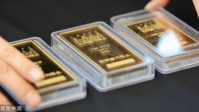 Người phụ nữ bị “lừa đảo vàng” kiểu mới, tự tay cầm thỏi vàng nửa cân trị giá gần 2 ỉ giao cho tội phạm