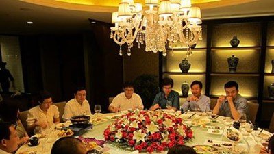 38 tuổi về quê họp lớp, gặp lại lớp trưởng lương 80 triệu/tháng, tôi nhận ra mình kiếm ít tiền nhưng giàu hơn