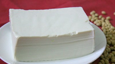 Tại sao đậu phụ đóng gói luôn được ngâm trong nước? Có nên rửa đậu phụ sau khi mua?