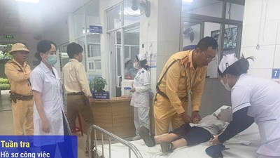 CSGT Đà Nẵng dùng xe đặc chủng đưa cháu bé bị rắn cắn đi cấp cứu kịp thời