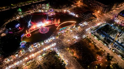 Từ sức nóng của show nhạc nước vạn người đến “cú hích” lộ diện 5 tòa tháp biểu tượng tại Regal Legend