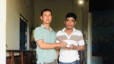 Đánh rơi 7 chỉ vàng, người đàn ông vỡ òa khi nhận lại tài sản từ đôi vợ chồng tốt bụng
