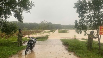 Mưa dông bao phủ nhiều khu vực miền Trung, cảnh báo lốc và gió giật