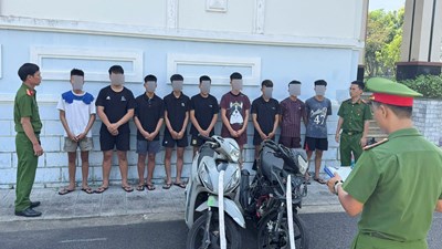 Bắt tạm giam 8 đối tượng dàn cảnh, dùng kiếm cướp xe máy