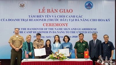 Việt Nam bàn giao tấm biển tên và chòi canh gác của doanh trại Reasoner cho Hoa Kỳ