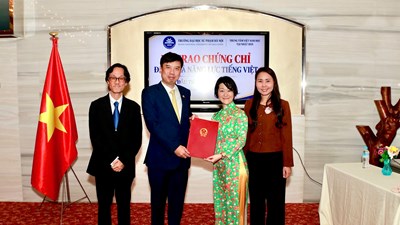 Trao chứng chỉ Kỳ thi đánh giá năng lực tiếng Việt trên máy tính tại Nhật Bản