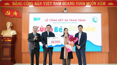 Trao tặng sản phẩm sữa cho trẻ em vùng cao Lai Châu