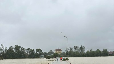 Người vùng lũ Hội An huy động nhu yếu phẩm gửi vào vùng lũ Đắk Lắk