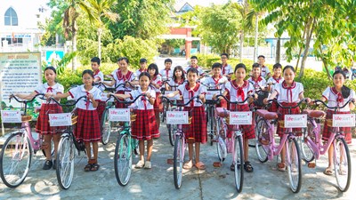 Trao tặng 50 xe đạp cho học sinh có hoàn cảnh khó khăn