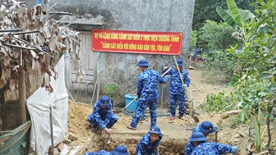 Vùng Cảnh sát biển 2 hỗ trợ xây nhà vệ sinh cho đồng bào Cor 
