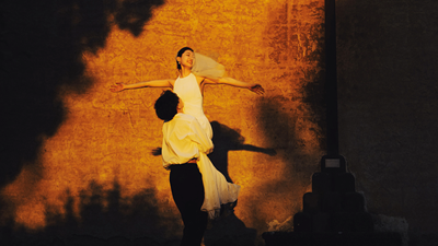 Từ tiếng Việt chỉ có một âm tiết nhưng diễn tả ranh giới mong manh giữa “có được” và “mất đi”, tiếng Anh không có từ tương đương