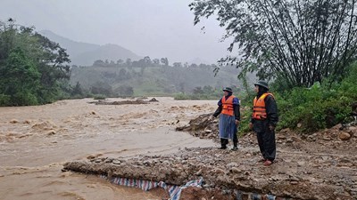 Quảng Trị: Một lái xe tải “liều mạng” vượt đập tràn lúc mưa lũ đang lên