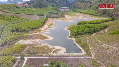 Hồ Lòng Đèn đổi màu bất thường