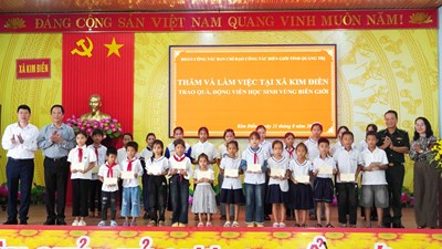 Ấm áp những món quà trước thềm năm học mới