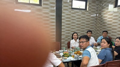 Cán bộ xã uống rượu bia trong giờ hành chính?