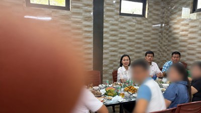 Cán bộ xã uống rượu bia trong giờ hành chính?
