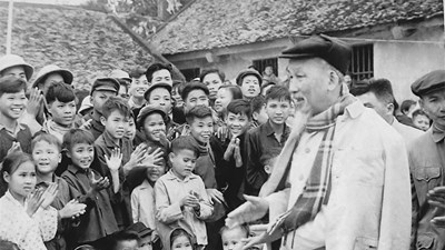 Bác Hồ nói chuyện tại Hội nghị cán bộ phụ trách thiếu nhi