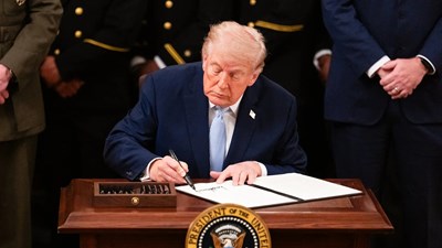 Chữ ký của Tổng thống Trump sắp xuất hiện trên tiền USD