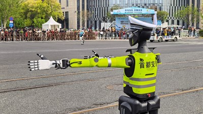 Robot Trung Quốc vượt kỷ lục bán marathon, tham gia phân luồng giao thông