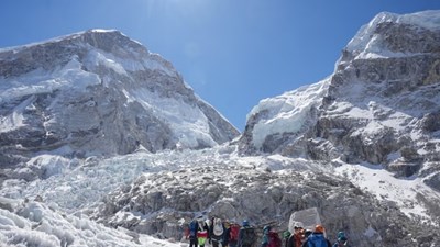 Hàng trăm người mắc kẹt ở Everest do khối băng khổng lồ chắn đường