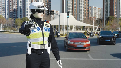 Trung Quốc: Robot cảnh sát “xuống phố”