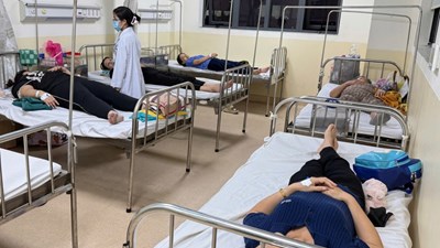 60 công nhân, 19 học sinh nhập viện nghi ngộ độc thực phẩm ở TP.HCM