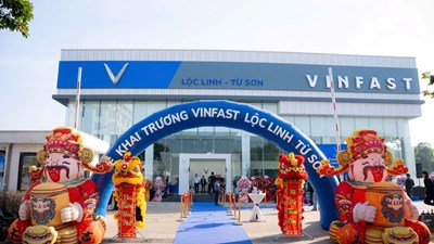 Khách hàng Việt ấn tượng với xưởng dịch vụ thứ 350 của VinFast: Đi đâu cũng yên tâm, xứng đáng đẳng cấp 5 sao