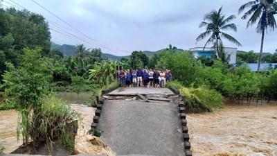 Sập cầu ở Quảng Ngãi khiến 1.280 người dân bị cô lập