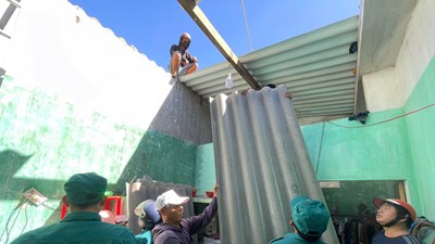 Hàng chục ngôi nhà nhà bị tốc mái, hư hỏng do ảnh hưởng của bão số 13