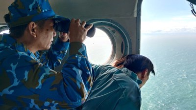 Máy bay trực thăng tham gia tìm kiếm 3 nạn nhân mất tích trên biển Lý Sơn