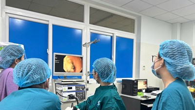 Bé gái 6 tuổi nuốt phải dị vật là kẹp tóc bằng kim loại