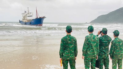 Tàu vỏ sắt mang quốc tịch nước ngoài mắc cạn tại vùng biển Dung Quất