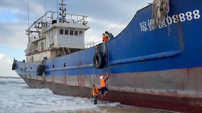 Phát hiện vết chập cháy, bám khói trên động cơ chính của tàu mắc cạn ở Dung Quất