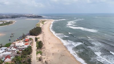 Cửa Lở bồi lấp nghiêm trọng, ngư dân gặp khó khi ra vào cửa biển